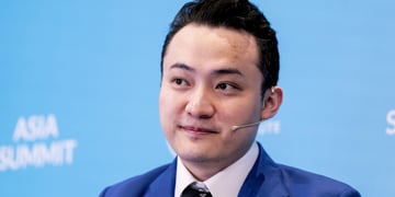 Justin Sun, dark blue suit, white collar shirt, white asian man, short dark hair, Asia summit 