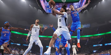 Stephon Castle, white basketball outfit,  Isaiah Hartenstein ib blue basketball outfit, nba game