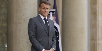 emmanuel macron, grey suit, white shirt, dark tie, 