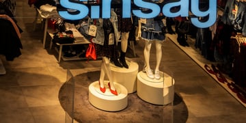 sinsay light blue sign, two manequins, long white, jeans skirt, red high heel shoes 