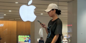 white asian woman ,sand color hat, black ponytail, apple logo