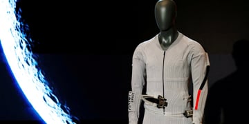 nasa_grey_spacesuit_moon