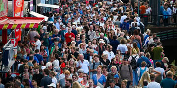 netherlands_dutch_people_crowd