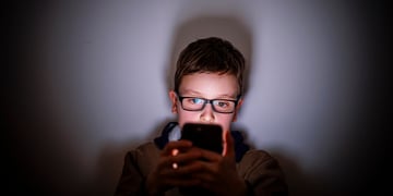 child on phone shadows