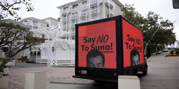 Billboard saying "Say no to Suno!"