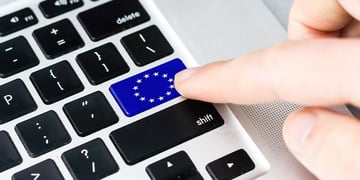 A button on the keyboard colored in the EU-flag pattern