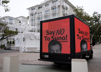 Billboard saying "Say no to Suno!"